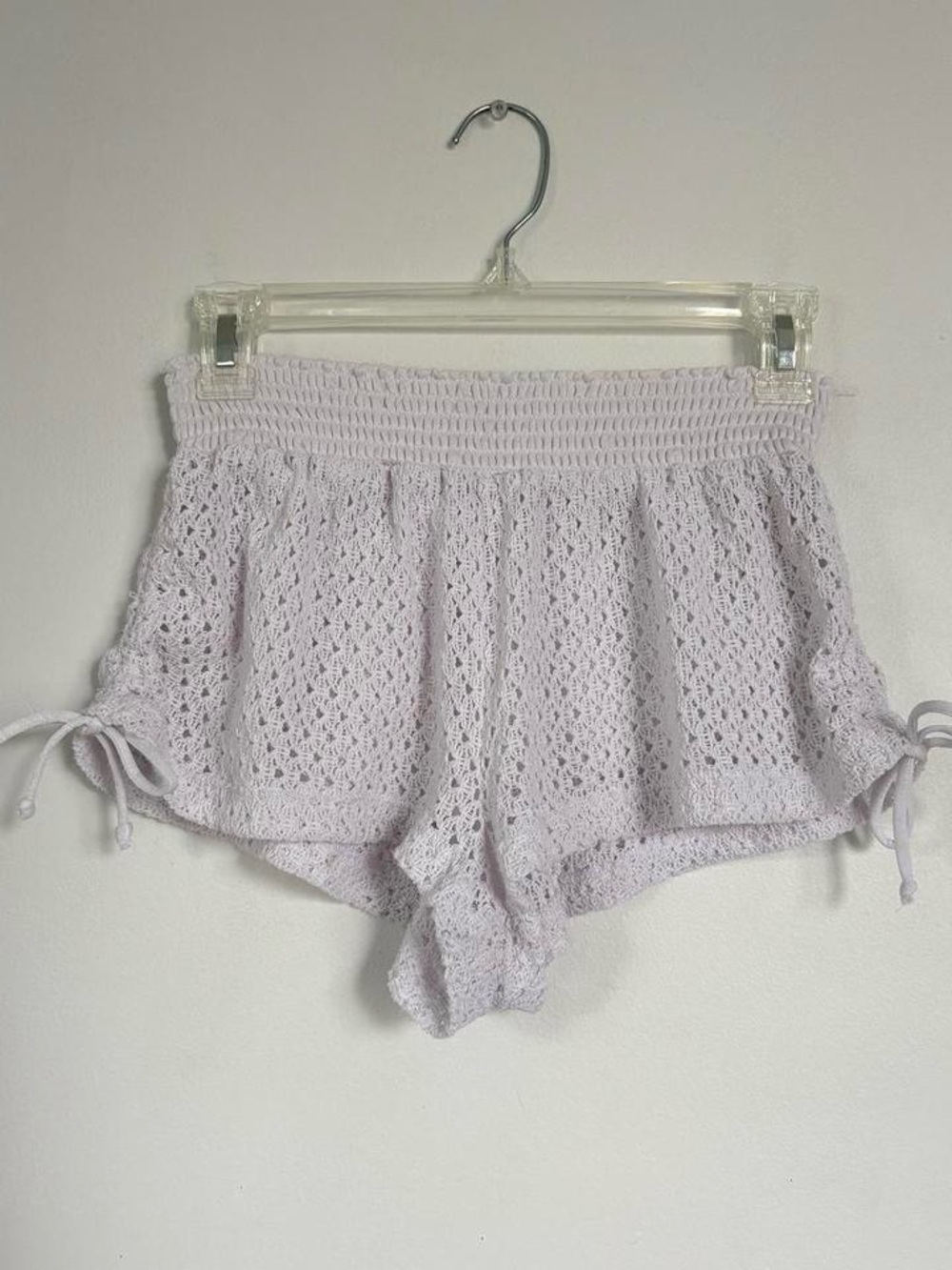 White knitted scrunch shorts.